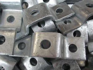 TF401 HDG 6mm Support en U à trois trous décalé, fixation facile avec canal 41x21mm pour l'assemblage - Product Image 6