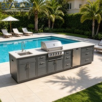 Ensemble de cuisine extérieure modulaire en acier inoxydable avec porte vitrée, tiroir de rangement, évier et réfrigérateur pour station estivale