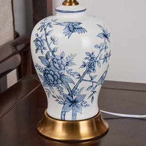 Lampada da Comodino in Ceramica per Camera da Letto, Paralume Classico Cinese Dipinto a Mano con Motivi Floreali e Uccelli, Decorazione Calda per Divano e Tavolo - Product Image 4