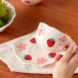 Tazza di porcellana irregolare dipinta a mano graziose fragole e piccoli fiori con motivo a tazza e piattino in ceramica da 200ml per tè e caffè - Product Image 2