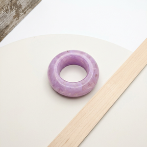 Anneaux de serviette en résine ondulée transparente de qualité supérieure, effet marbre, style contemporain, pour la décoration de table de restaurant ou de mariage. - Product Image 5