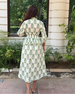 Robe longue élastiquée blanche et verte imprimée à la main pour femmes – Robe maxi en coton à fleurs bohèmes, tenue décontractée d'été - Product Image 4