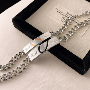 Bracelet en acier inoxydable gravé avec le symbole du cœur pour les couples, véritable amour |   Design personnalisable et minimaliste, bijoux tendance - Product Image 1