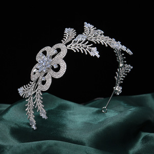 LUOXIN Serre-tête de mariée exquis et élégant en alliage incrusté de strass avec motif floral ajouré - Product Image 2