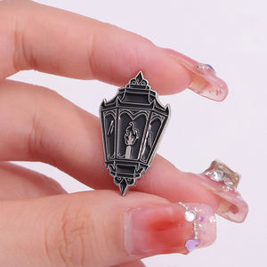 Gótico Black Fire Lanterna Esmalte Pin Mochila Roupas Broche De Metal Lapela Emblema Lanternas Bruxa Spooky Coleção Pin Jóias Presente - Product Image 3