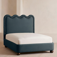 Lit double luxueux de haute qualité avec cadre en chêne massif et revêtement en tissu à bordure ondulée