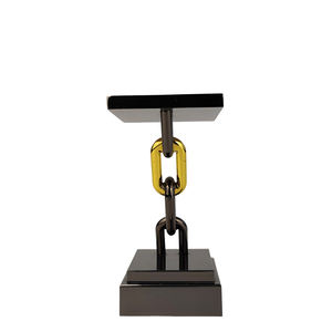 Trofeos <span class=keywords><strong>de</strong></span> cadena <span class=keywords><strong>de</strong></span> hierro <span class=keywords><strong>de</strong></span> acero inoxidable <span class=keywords><strong>de</strong></span> metal negro en blanco personalizados al por mayor premios artesanales <span class=keywords><strong>de</strong></span> resina recuerdo para copas <span class=keywords><strong>de</strong></span> Ligas <span class=keywords><strong>de</strong></span> Campeones - Product Image 2