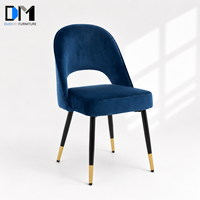 Chaises de salle à manger de style café moderne DM avec revêtement en velours léger, assise en mousse souple, pieds en métal noir pour salon