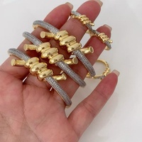 Bracelet jonc ovale articulé en laiton plaqué or 18 carats, style 'Mob Wife', pour événements sur le tapis rouge, finition inaltérable, style clou industriel
