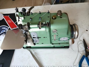 Machine à coudre surjeteuse d'occasion en bon état, modèle Merrow MG-3D, pour broder les épaulettes et travailler les matériaux lourds - Product Image 2