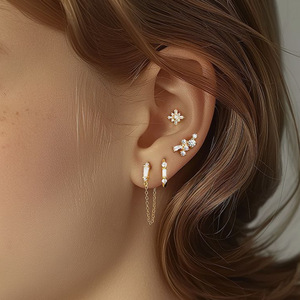 Boucle d'oreille en titane en forme de fleur avec clou en cristal pour un usage quotidien, bijoux de piercing unisexe - Product Image 2
