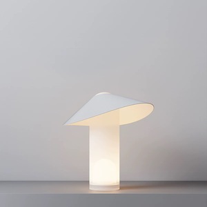 Lampe de table de décoration haut de gamme, style nordique postmoderne, simple, créative et personnalisée, pour salon, chambre et bureau - Product Image 1