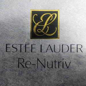 Bolsa de Papel de Regalo Plateada con Estampado Dorado de Lujo y Asa de Cuerda para una Experiencia de Compra de Boutique de Lujo - Product Image 6