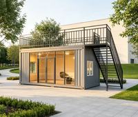 Maison modulaire avec terrasse sur le toit, café préfabriqué, maison d'hôtes, maison de loisirs, façade entièrement vitrée, escalier extérieur, maison modulaire avec terrasse sur le toit