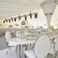 Tente de réception extérieure en aluminium 15m x 20m pour 300 personnes, idéale pour les mariages, les événements, les expositions et les cérémonies religieuses.