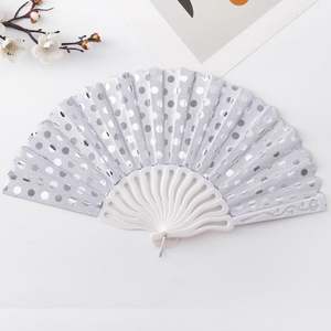 Éventails en plastique découpés à la forme, en PP, faits à la main, écologiques, sur le thème de l'amour, pour mariage, couleur personnalisée - Product Image 1