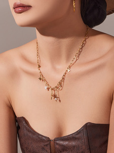 Collar con colgante de cadena Figaro chapado en oro con dijes de estrella y perlas de imitación, joyería de estilo vintage para mujer - Product Image 1