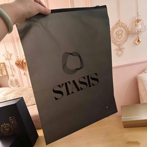 ถุงซิปล็อคกันน้ำแบบด้านกึ่งโปร่งแสงสีดำ พิมพ์โลโก้ STASIS ตามสั่ง ถุงบรรจุภัณฑ์แบบซิปล็อค PE สำหรับเสื้อผ้า ขนาด S - Product Image 3