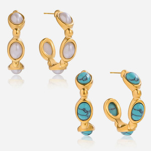 Boucles d'oreilles créoles en acier inoxydable plaqué or 18 carats avec turquoise bleue sertie clos, design géométrique, bijoux de mode - Product Image 1