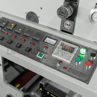 Presse d'impression flexographique automatique 5 couleurs avec système de séchage UV pour étiquettes autocollantes, films plastiques et BOPP