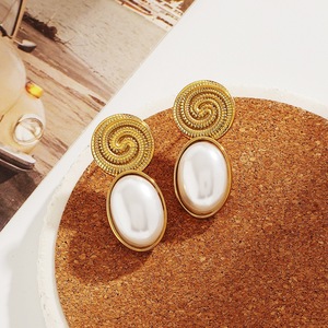 Boucles d'oreilles clous imitation perle, design géométrique, plaqué or 18 carats, acier inoxydable, sertissage clos, style rétro européen - Product Image 1