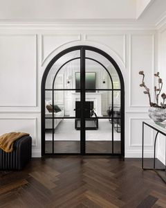 Puertas Francesas Arqueadas de Acero Forjado Negro Personalizadas - Sistema de Entrada Arqueado con Vidrio Resistente a Huracanes y Metalistería Decorativa - Product Image 4