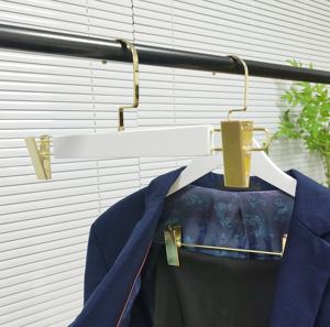 Vente en gros de cintres de luxe en <span class=keywords><strong>bois</strong></span> massif avec pince en or Cintres en <span class=keywords><strong>bois</strong></span> blanc pour costumes - Product Image 1