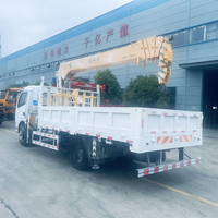 Grue de camion Dongfeng à châssis standard d'exportation, 7 tonnes, 5 sections, bras télescopique à grande hauteur de levage pour les marchés étrangers