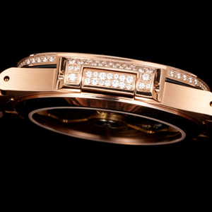 Montre-bracelet pour homme en or rose entièrement sertie de diamants, design boîtier coussin, sertissage dense de pierres, affichage de la date, montre de luxe élégante haut de gamme - Product Image 4