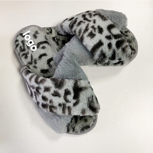 <span class=keywords><strong>Pantofole</strong></span> da <span class=keywords><strong>Donna</strong></span> Calde e Morbide con Stampa Leopardata, Ideali per l'Autunno e l'Inverno, per Uso Interno in Camera da Letto - Product Image 2