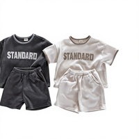 Ensemble deux pièces unisexe pour bébé : T-shirt à manches courtes en coton texturé à col ras du cou avec ourlet et lettres anglaises + Short – Tenue polyvalente