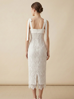 Robe midi élégante blanche en crochet brodé à col carré, coupe trapèze, avec bretelles à nouer, idéale pour le printemps, la plage, les mariages et les soirées