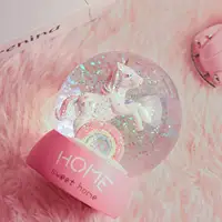 Grosir Kustom Resin Ornamen Rumah Souvenir Lucu Mini Kaca Pelangi Unicorn Salju Globe untuk Hadiah Gadis