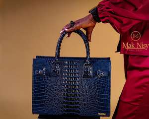 Cadena Kwuburi Mediana para Mujer de 10 a 15 Años, Ecológica, de Fibra Dashiki y Cuero, con Logotipo, Cierre Giratorio, Imán, Etiqueta con Remache - Product Image 1