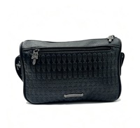 Sac bandoulière en cuir gaufré motif crâne imprimé intégral avec accents métalliques ailes d'ange, sac carré tendance pour homme style urbain