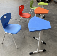 Bureau d'école moderne en acier et bois pour enfants avec chaises colorées pour salle de formation, idéal pour hôpitaux et utilisation en table combinée