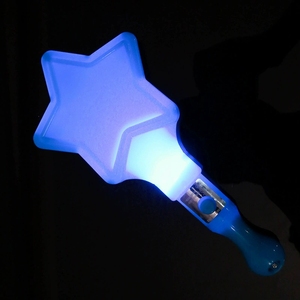 ไฟ LED รูปดาวห้าแฉกแบบขายส่ง ไฟกระพริบแบบถือสำหรับเชียร์คอนเสิร์ต พร้อมโลโก้สั่งทำได้ - Product Image 4
