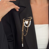 Élégante broche à pampilles longues superposées avec imitation perle et pendentif cœur pour femme, bijou tendance pour la décoration de costume, cadeau idéal