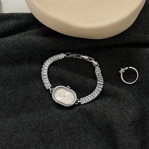 NA 06 Nouvelle montre à quartz pour femme avec boîtier en alliage, cadran ovale, affichage à aiguilles, écologique, tendance, Little Red Book TikTok Live - Product Image 4