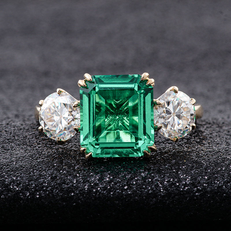 Bague en or massif 18 carats avec pierre précieuse de laboratoire.