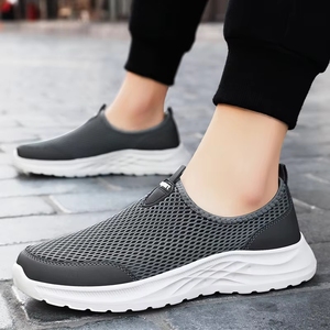 รองเท้าผู้ชายแบบสวม สไตล์สเก็ตบอร์ด รุ่นใหม่สำหรับฤดูร้อน ระบายอากาศได้ดี ไม่มีกลิ่นอับ น้ำหนักเบา สวมใส่สบาย - Product Image 3