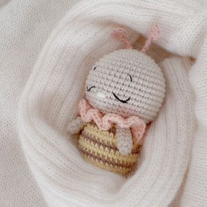 Jolie mini-<span class=keywords><strong>poupée</strong></span> amigurumi <span class=keywords><strong>en</strong></span> crochet, jouet bébé <span class=keywords><strong>en</strong></span> forme de coccinelle ou abeille, <span class=keywords><strong>en</strong></span> coton biologique avec rembourrage <span class=keywords><strong>en</strong></span> coton PP et doublure <span class=keywords><strong>en</strong></span> maille - Product Image 3