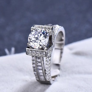Elegante Anello Geometrico Scintillante a Quattro Punte, Gioiello Minimalista per Feste e Fidanzamenti - Product Image 2
