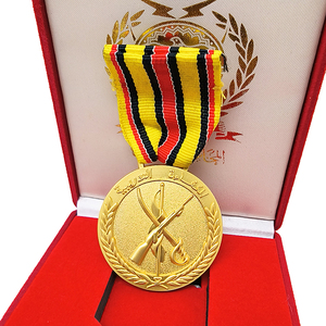 Maßgefertigte Metallmedaille in Pistolenform Ehrenauszeichnung 24k Goldmedaille mit Band - Product Image 2