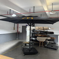 Parapluies de patio à cadre en aluminium à manivelle, parasol pliant à poteau central d'extérieur de grande taille, parasol de restaurant de jardin OEM