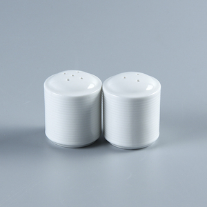 Petit salière et poivrière blanche en porcelaine, Logo personnalisé, ensemble de 3 trous, décor de cuisine de ferme, salière et poivrière en céramique - Product Image 1