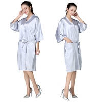 Cape de coiffure personnalisée à faible MOQ, gris argenté, type robe kimono en soie, avec poche, pour clients de salons de beauté et de spa