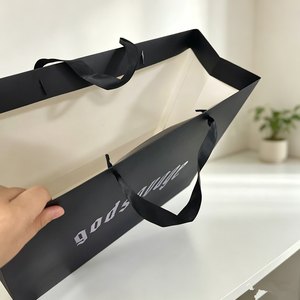 Bolsa de Compras de Papel Negro Mate de Lujo, con Logotipo Personalizado en Estampado Plateado, Asa de Cinta, Bolsa de Regalo para Boutique de Ropa - Product Image 6
