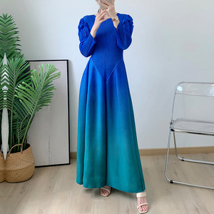 <span class=keywords><strong>Robe</strong></span> <span class=keywords><strong>longue</strong></span> élégante Miyake pour <span class=keywords><strong>femme</strong></span>, dégradé de couleurs, grande taille, style simple, collection printemps, vente en gros usine - Product Image 1