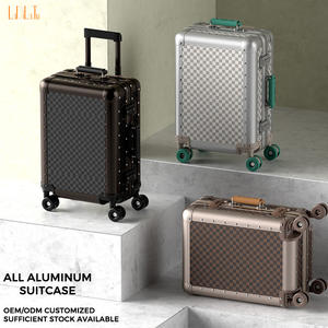 Nuova Valigia da Cabina Girevole da 20 Pollici Interamente in Alluminio con Trama a Griglia in Pelle e Asta di Traino di Stile - Product Image 3